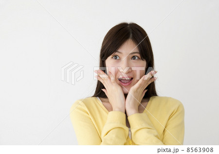 ビックリ 驚く 若い女性 ビックリ 驚く 若い女性 8563908