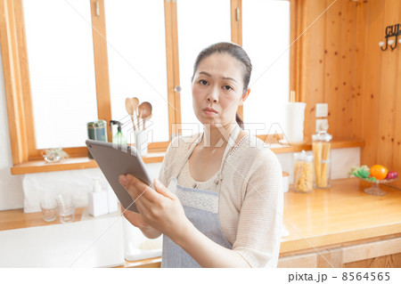 キッチンにてタブレットを持った主婦 8564565