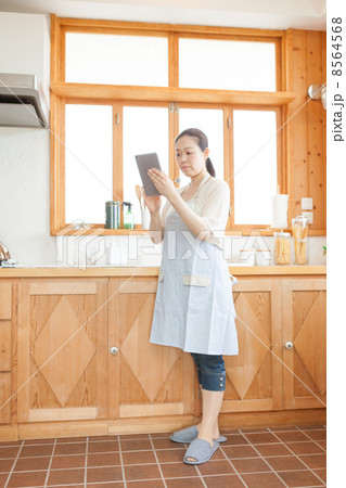 キッチンにてタブレットを持った主婦 8564568