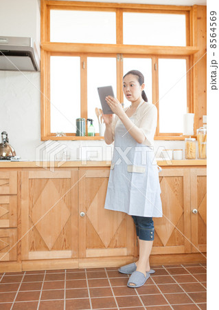 キッチンにてタブレットを持った主婦 8564569
