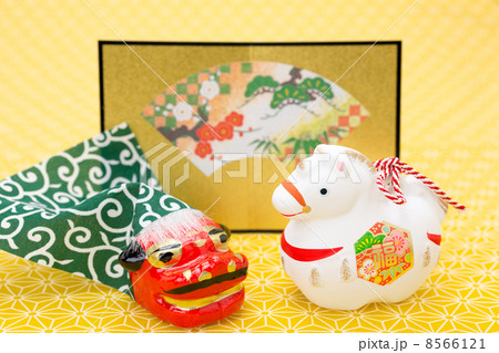 白馬と獅子舞と金屏風 8566121