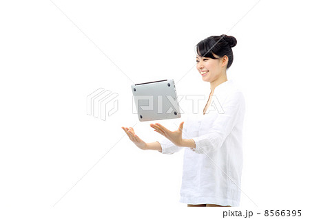 女性とノートパソコン 8566395