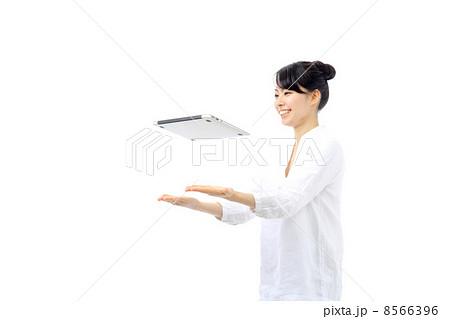 女性とノートパソコン 8566396