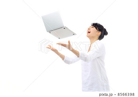女性とノートパソコン 8566398