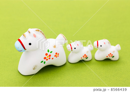 午の親子　並んで走る 8566439