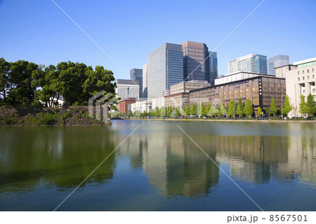 快晴青空 皇居外苑と丸の内ビル街(日比谷濠) 快晴青空 皇居外苑と丸の内ビル街(日比谷濠) 8567501