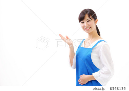 エプロンをした女性 8568136