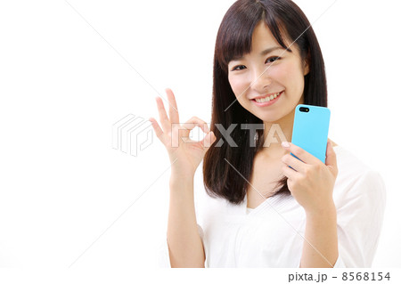 スマートフォンを持つ女性 スマートフォンを持つ女性 8568154