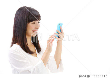 スマートフォンを使う女性 8568317
