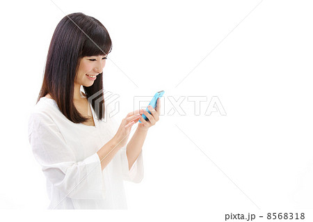 スマートフォンを使う女性 8568318