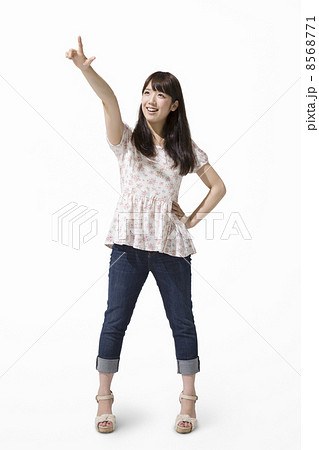 指を指す女性 8568771