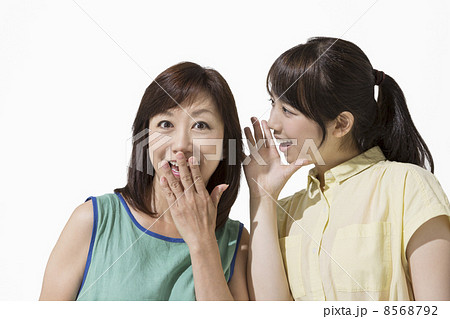 耳打ちをする母と娘 8568792