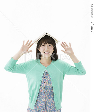 本を頭の上に置く女性 本を頭の上に置く女性 8568815