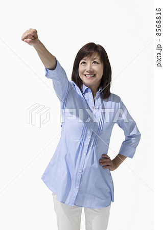 ガッツポーズをする中高年女性 ガッツポーズをする中高年女性 8568816