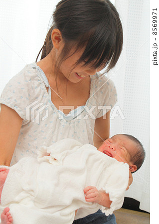 赤ちゃんを抱っこする小学生 赤ちゃんを抱っこする小学生 8569971