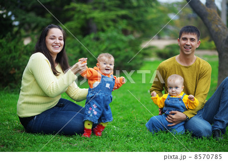 Happy parents with twins 8570785