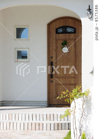 白い外壁の家 8575386