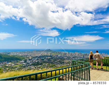 ハワイ オアフ島 タンタラスの丘からの景色 昼 展望台と観光客 ダイヤモンドヘッドとワイキキ方面の写真素材