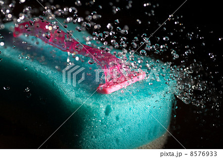 Pink disposable razor with bath sponge 8576933