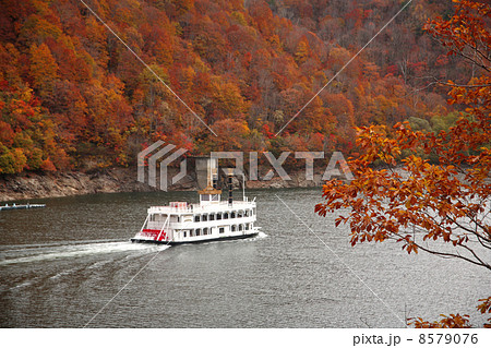 紅葉の奥只見湖の遊覧船 紅葉の奥只見湖の遊覧船 8579076