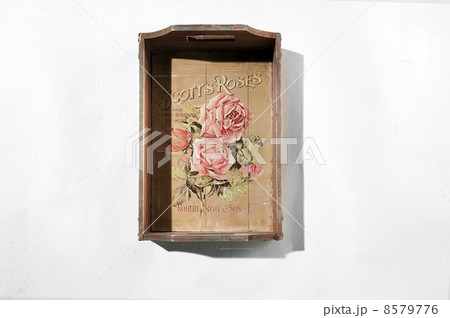 vintage tray with floral design 8579776