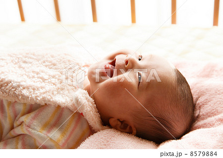 ベビーベッドで横になる赤ちゃん 8579884