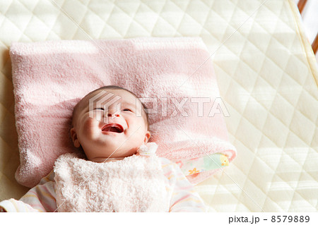 ベビーベッドで横になる赤ちゃん ベビーベッドで横になる赤ちゃん 8579889