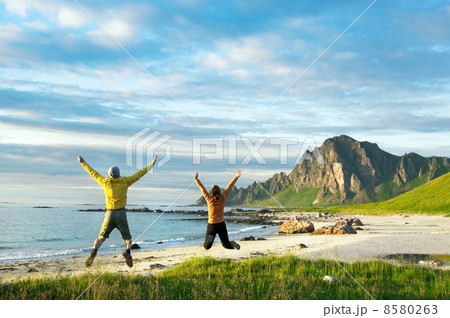 couple jumping 8580263