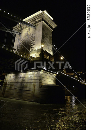 【夜景】セーチェーニ鎖橋主塔-Chain Bridge(main tower) 8580639
