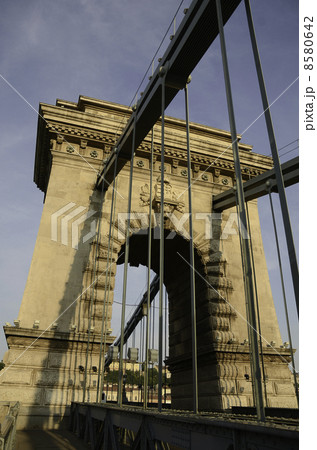 くさり橋の主塔とアイバーチェーン-Chain Bridge(main tower & eyebar chain) 8580642