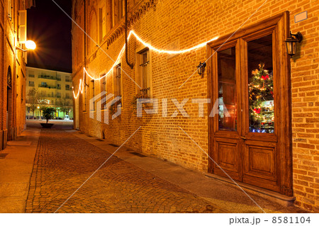 Narrow street night view. 8581104