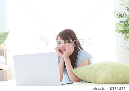 パソコンを使う女性 8581825