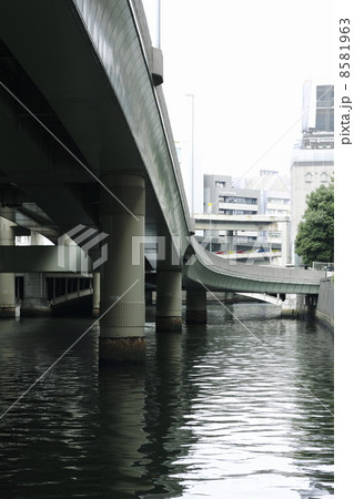 運河から見た高速道路の風景 8581963