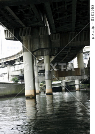 運河から見た高速道路の風景 8581968