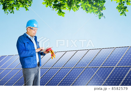 engineer installing solar panels 8582579