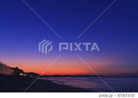 湘南七里が浜の朝焼け 8583550
