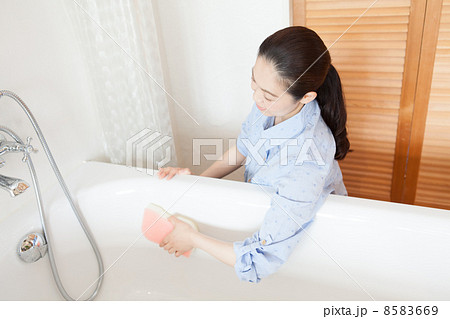 お風呂掃除する40代女性 8583669