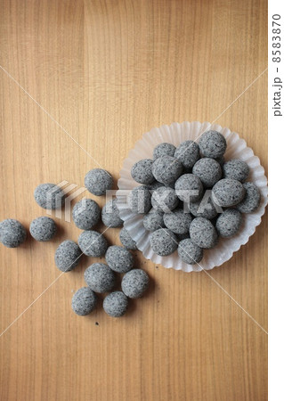 黒ゴマでコーティングしたカリカリ豆菓子　黒ごま豆 8583870