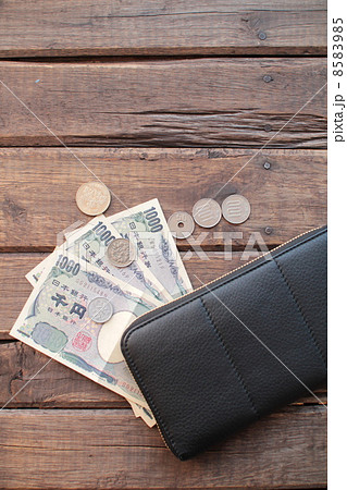 黒の長財布と紙幣と小銭　家計イメージ 8583985