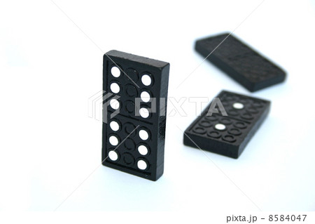 Dominoes 8584047