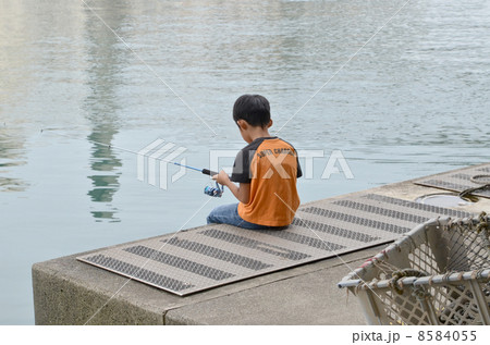 釣りをする少年 8584055