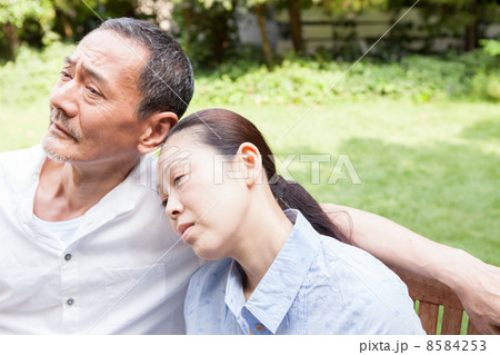 ベンチで寄り添う男女 8584253