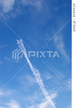 途中で切れた飛行機雲 8584419