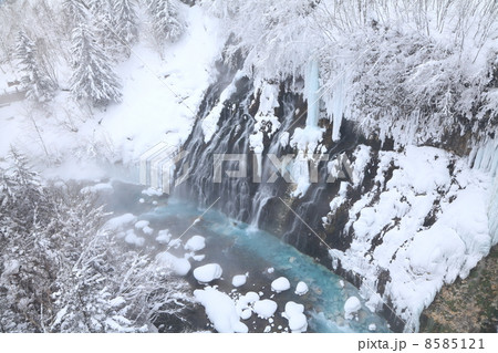 北海道・美瑛 「真冬の白髭の滝」 8585121