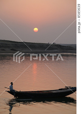 ポッタ川の夕日 8585639