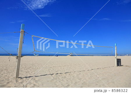 カリフォルニアの青い空とビーチバレー 8586322