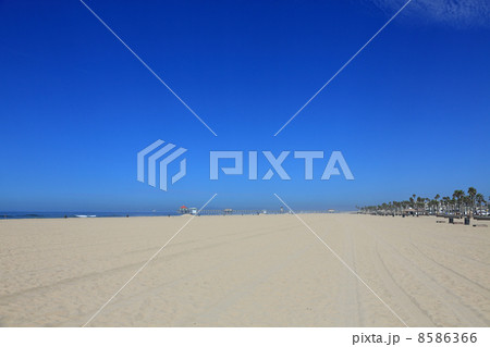 カリフォルニアの青い空とビーチ 8586366