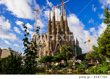 サグラダ・ファミリア　東側　生誕のファサード 8587760