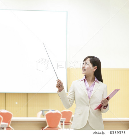 指示棒を持つビジネスウーマン 指示棒を持つビジネスウーマン 8589573