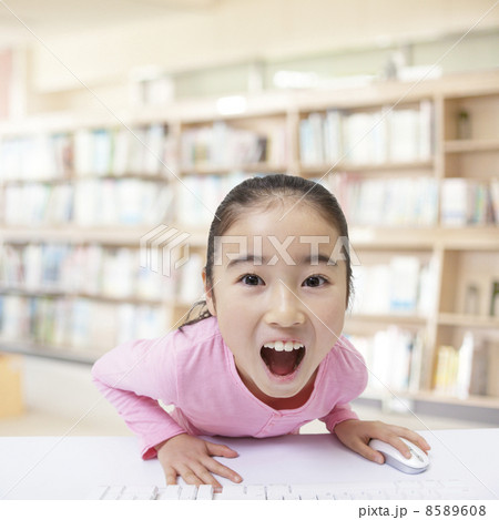 身を乗り出す女の子の写真素材 身を乗り出す女の子の写真素材